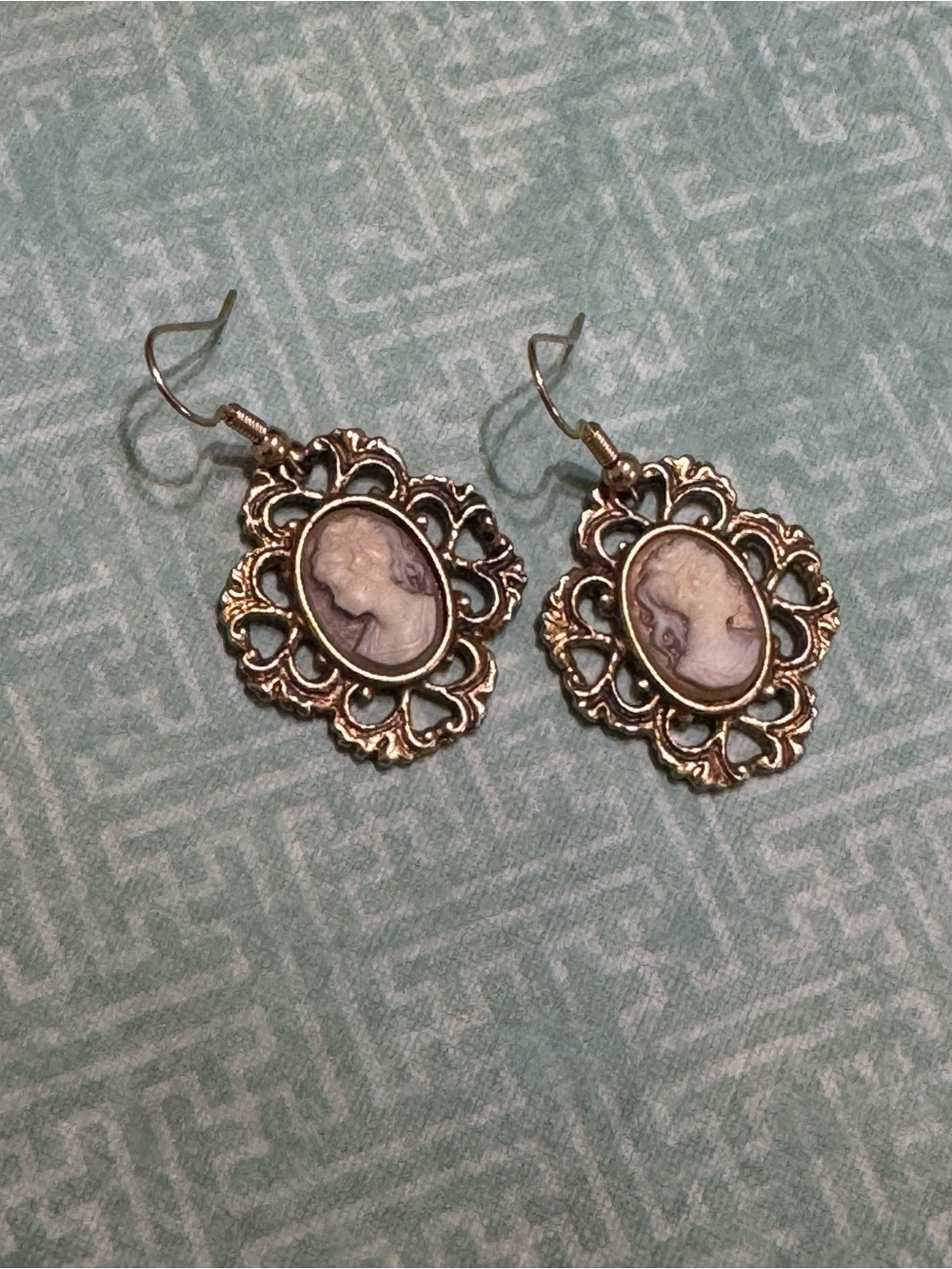 VINTAGE CAMEO EARRINGS - Picture 5 of 8